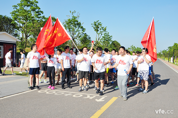 一聲槍聲，銀河電氣全體員工奔出起點