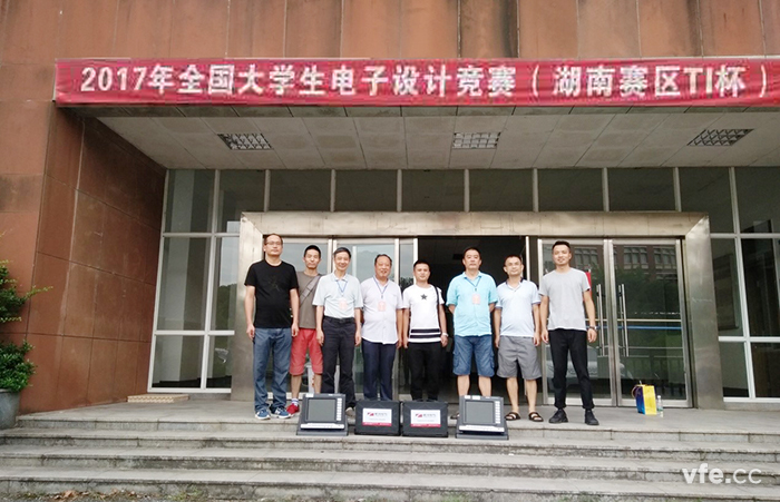 銀河電氣工作人員與評(píng)委會(huì)工作人員合影 銀河電氣工作人員與評(píng)委會(huì)工作人員合影