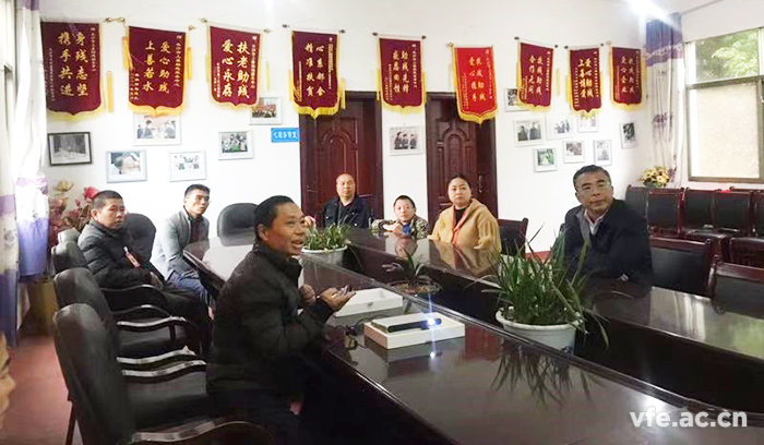 謝書(shū)記一行認(rèn)真聆聽(tīng)工作人員介紹 謝書(shū)記一行認(rèn)真聆聽(tīng)工作人員介紹