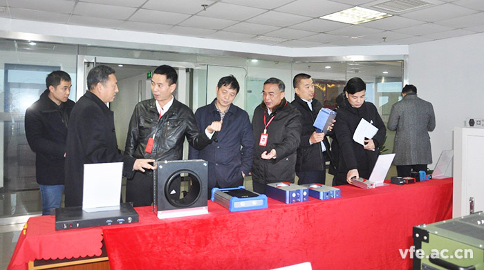 雙方參觀了解銀河電氣自主研發(fā)的各類產(chǎn)品 雙方參觀了解銀河電氣自主研發(fā)的各類產(chǎn)品